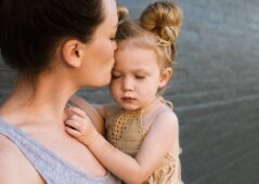 Samoživitelka s dítětem – na jaké sociální dávky mám nárok?