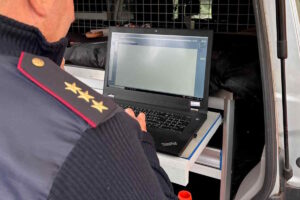 Heslo do policejního počítače Policie123 – nalepené na monitoru – to nevymyslíš