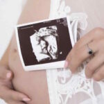 Kalkulačka rizikové těhotenství 2024 – neschopenka, nemocenská, vycházky, mateřská