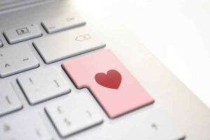 Seznámení přes internet – jak se seznámit s mužem online a bezpečně